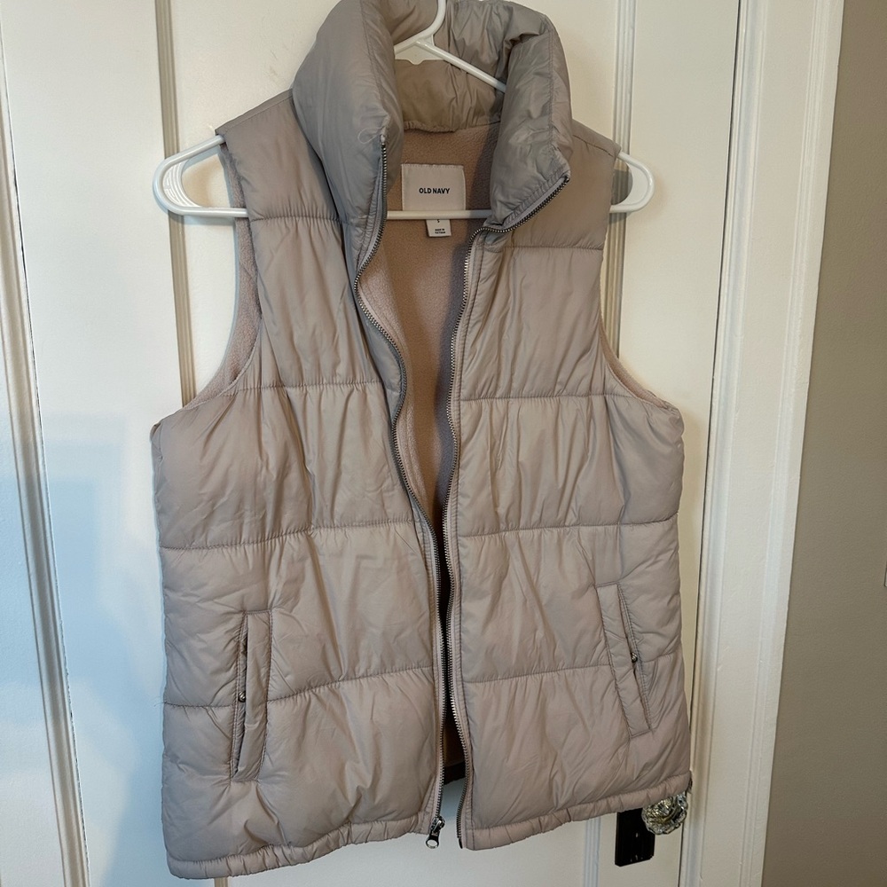 Women’s Old Navy light mauve/blush pink puffer vest